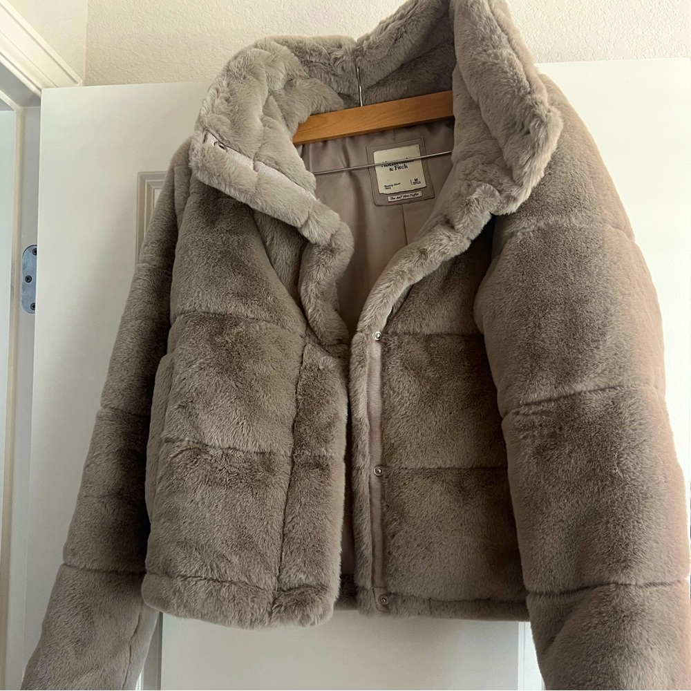 The A&F Mini Puffer Faux Fur Size M